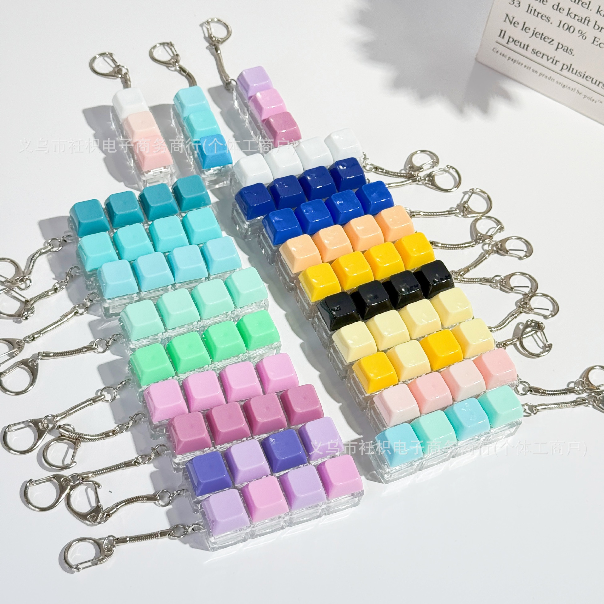 Cross-border macaron gradient key stress-relieving keychain transparent test axle pendant Creative stress-relieving fingertip toy