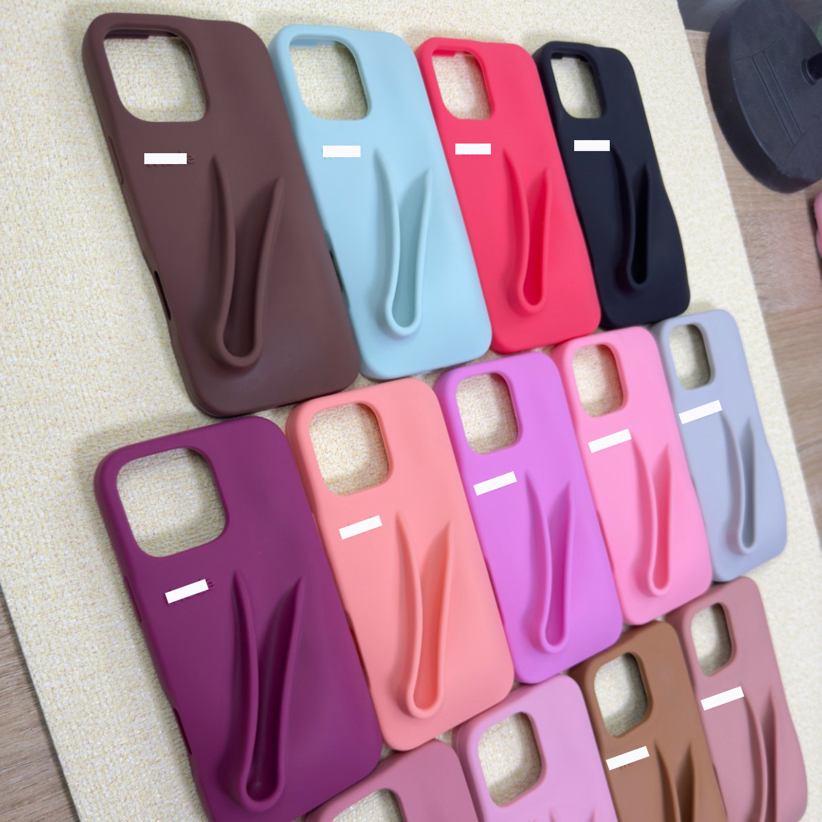 Cross-border silicone lip gloss phone case, compatible with iPhone 18 and Samsung S26, 3D lipstick holder.