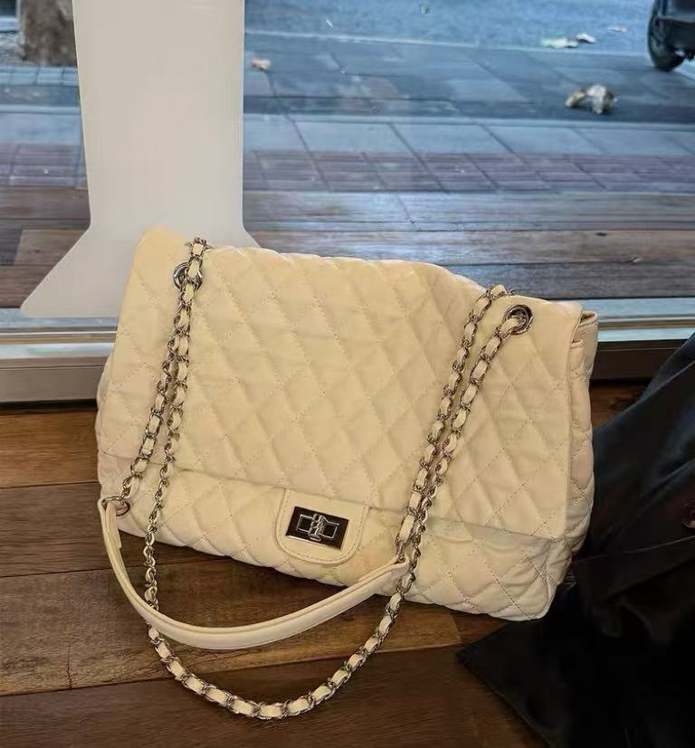 Black quilted chain commuter bag, women's 2025 new style Chanel-inspired tote bag, casual and simple shoulder bag.