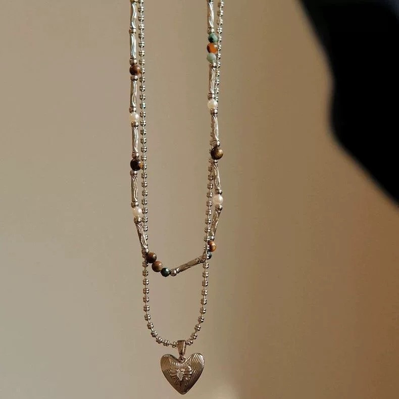 Unique dopamine-inducing heart-shaped layered design heart pendant necklace, fashionable and versatile for everyday wear, exuding a high-end feel.