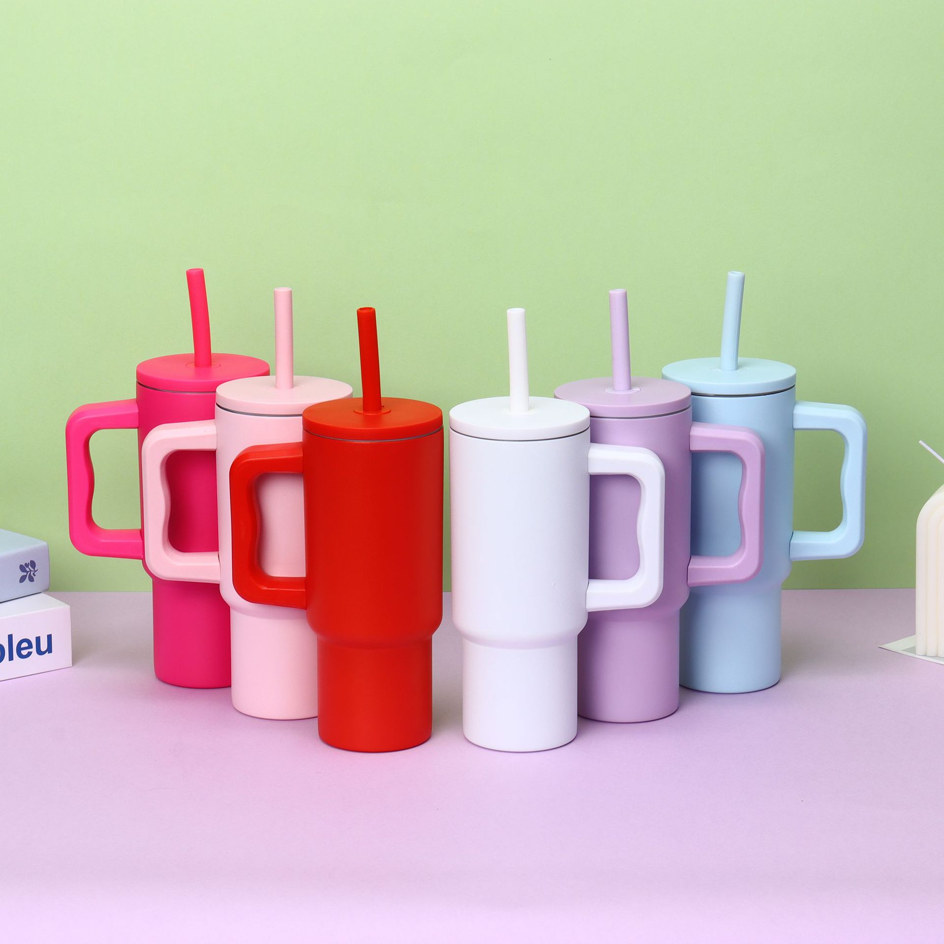 Cross-border 24oz small capacity mug with silicone handle and straw, 304 stainless steel inner liner, car mug