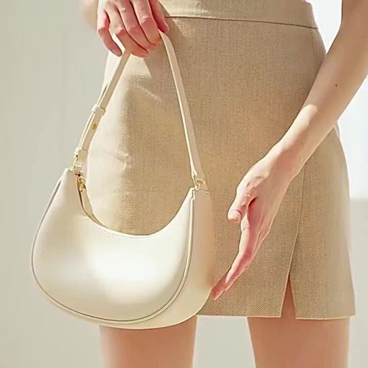 Women's underarm bag, summer single shoulder handbag, niche design baguette bag, 2024 new crescent moon style women's bag, high-end feel.