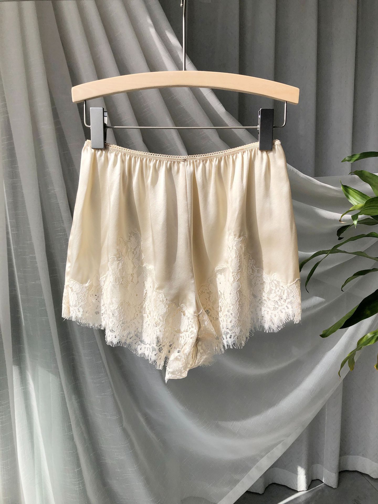 New romantic French-style silk suit with lace embroidery, satin, mulberry silk sleeveless vest and shorts, beautiful top.