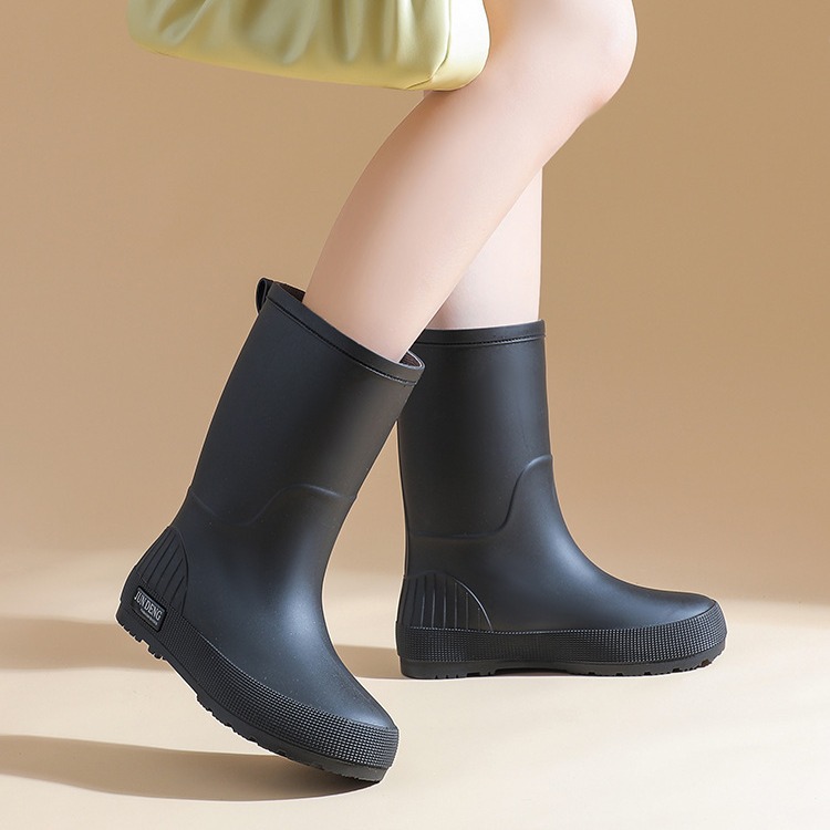Morandi color scheme women's mid-calf rain boots, fashionable and classic women's outdoor wading rain boots, thickened non-slip water shoes, rubber shoes