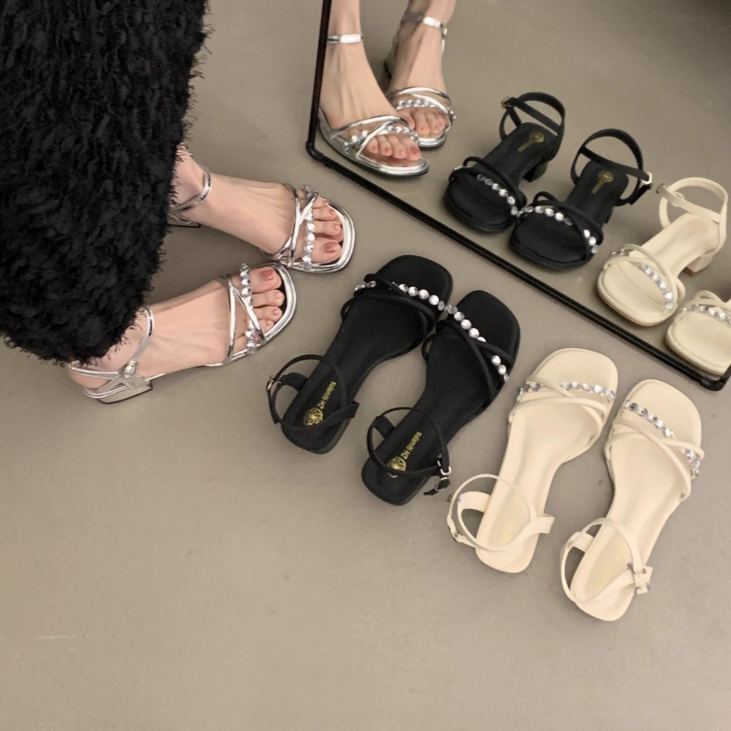 Rhinestone-strap sandals with soft soles, perfect for summer. New French fairy style chunky heel sandals.