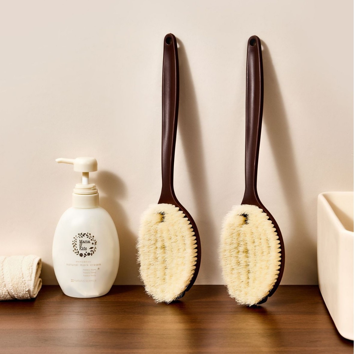 Long-handled bath brush with boar bristles and coconut filaments, 2-in-1 dry and wet brush, palm-shaped curved long-handled scrubbing brush.