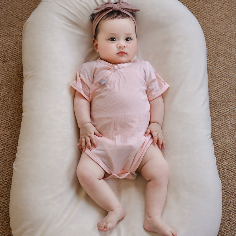 Summer baby clothes made of mulberry silk, short-sleeved bodysuit for infants and toddlers, breathable mesh.
