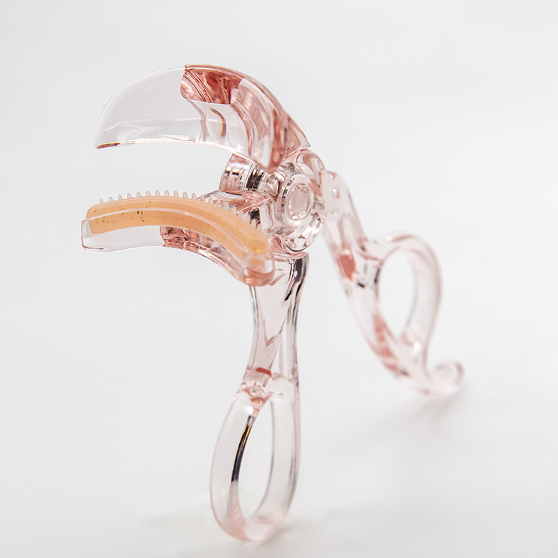 A portable wide-angle sunflower eyelash curler with borderless curled teeth and comb design