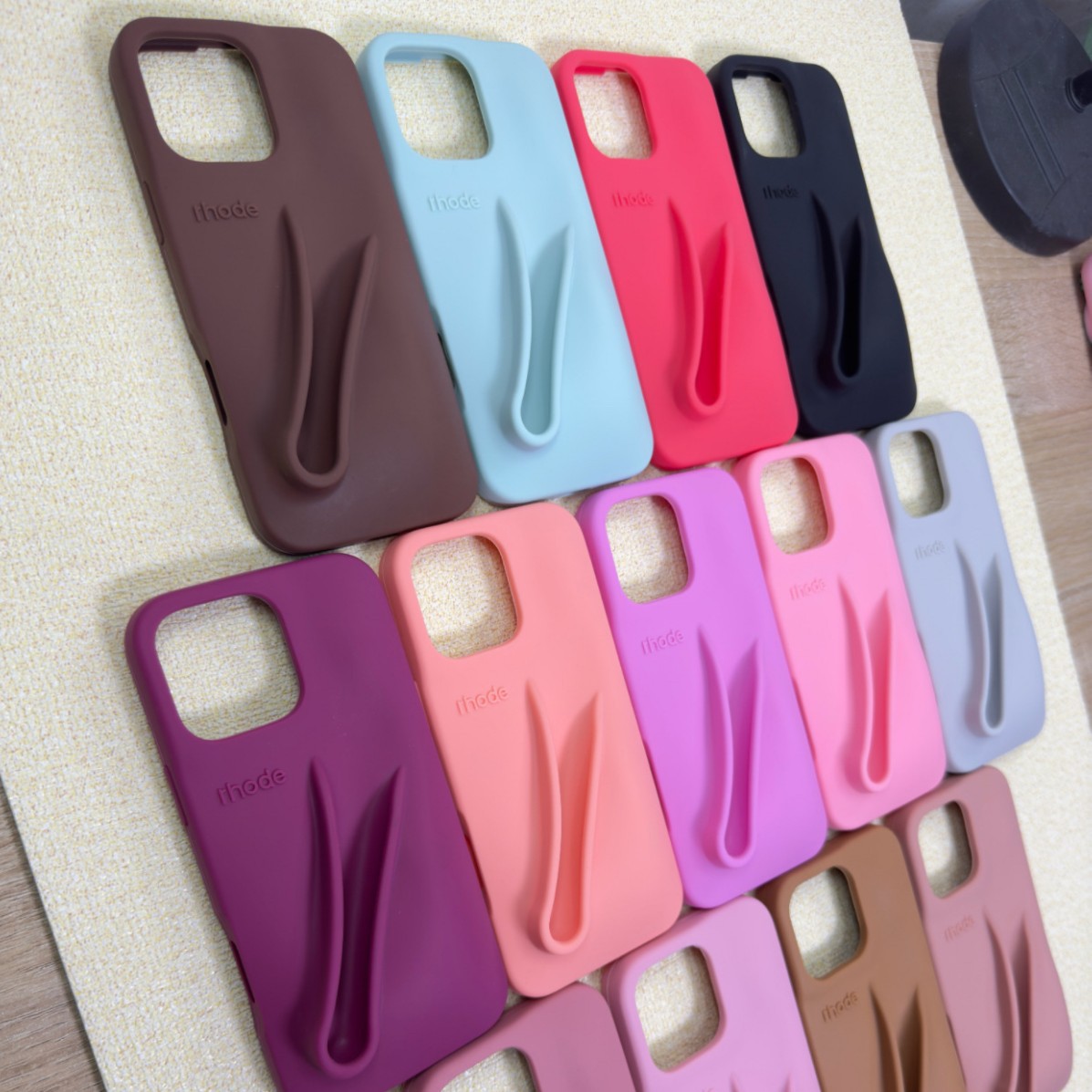 Cross-border silicone lip gloss phone case, compatible with iPhone 16 and Samsung S25, 3D lipstick holder.