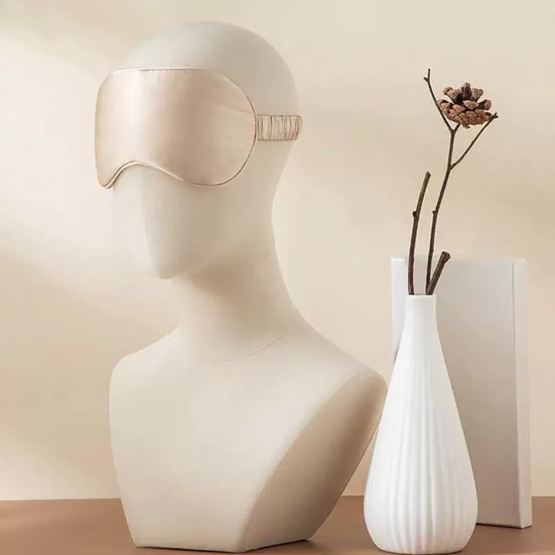 19 momme double-sided silk eye mask, simple, comfortable, light-blocking, skin-friendly, breathable, suitable for travel, sleep, and home use.