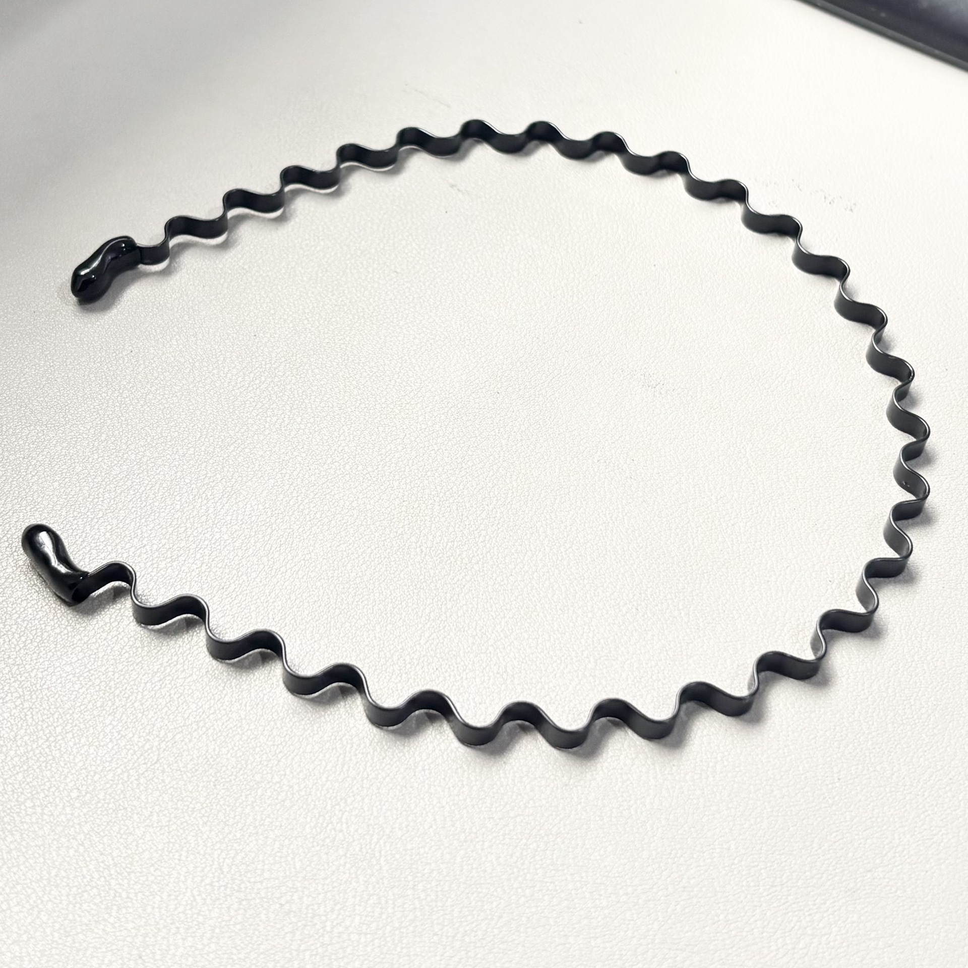Black metal headband, unisex, suitable for use with face washing, hair closure, sports, slicked-back hairstyle, hair-pressing and securing headband, hair accessory.