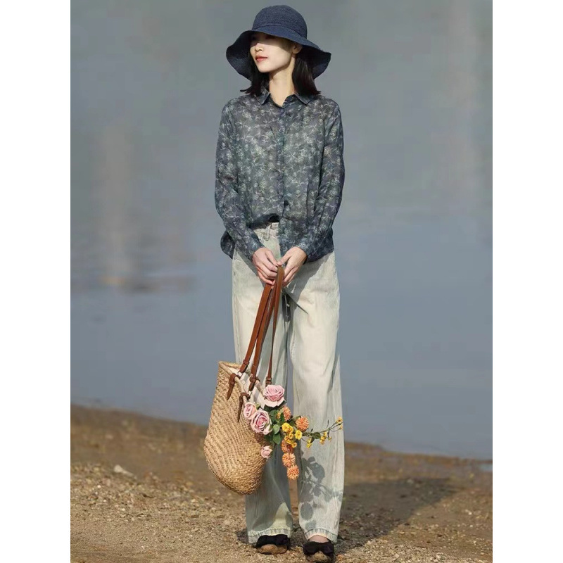 This spring and autumn lightweight long-sleeved printed cotton and linen shirt is a niche design for women with a youthful look