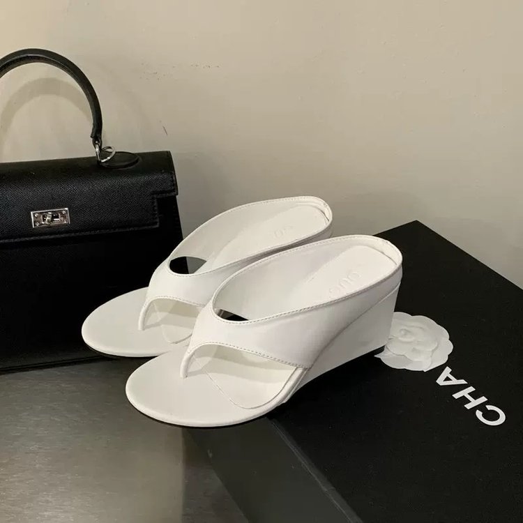 Korean style wedge platform flip-flops for women, versatile for summer wear, height-increasing, polka dot sandals, new summer 2026 style.