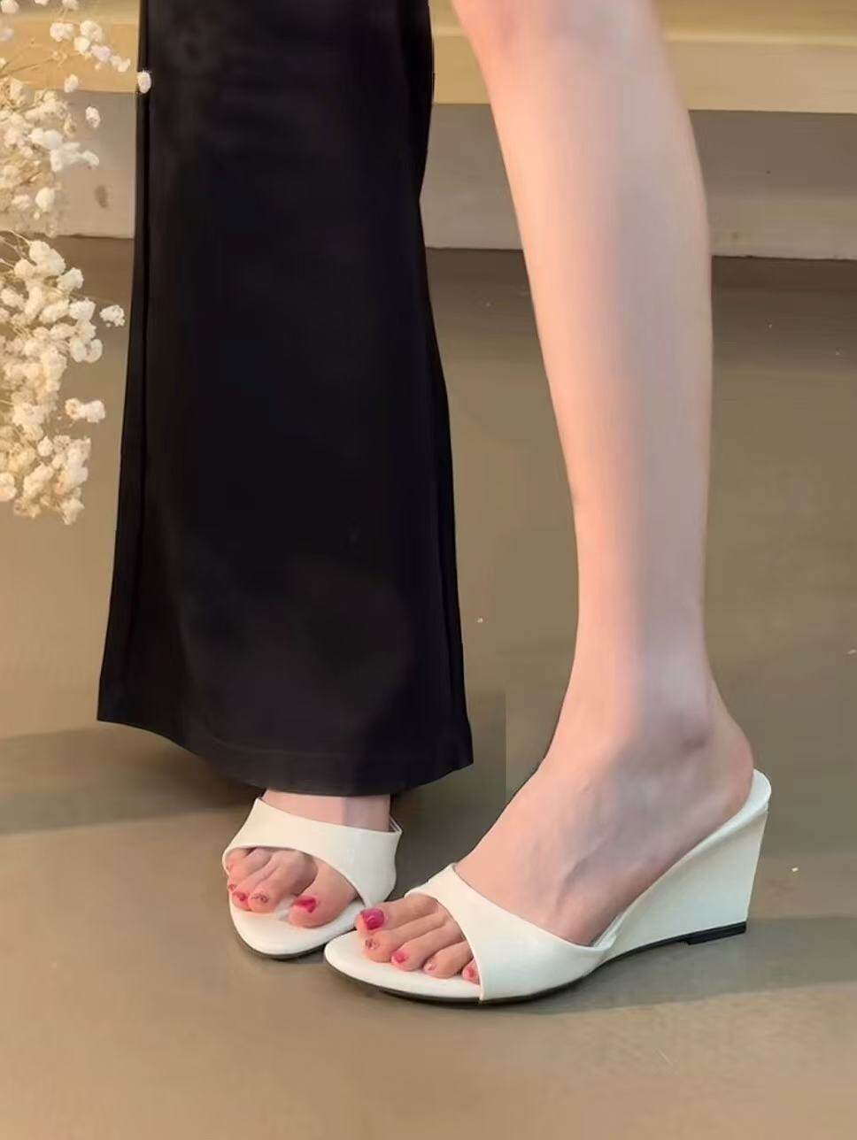 European and American style high-end wedge white strappy sandals for women, perfect for summer wear, pointed toe, patent leather, open toe, high-heeled sandals.
