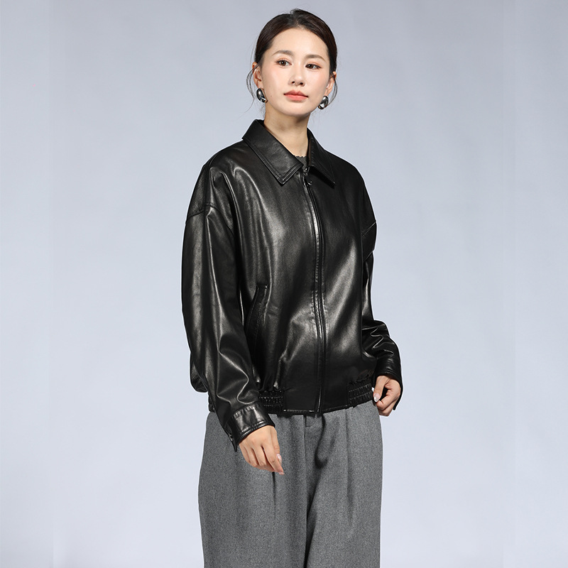 Women's short leather jacket for autumn and winter 2025, new style at the counter. It's a slimming and elegant leather jacket for short women