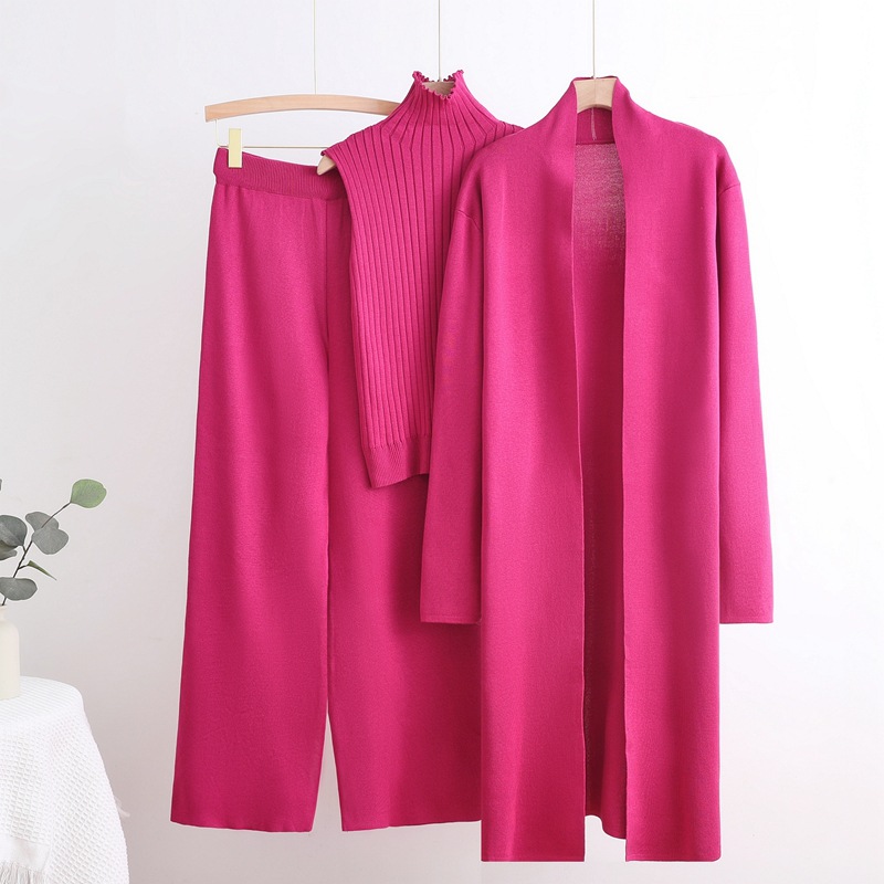 A long trench coat with a high neck, paired with a vest, sweater, elastic waist and wide-leg pants, and a knitted three-piece set for the autumn and winter goddess-like style