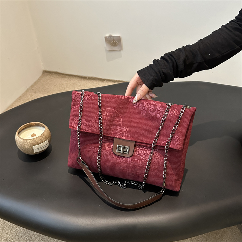 New Chinese style embossed large capacity women's handbag, 2024 autumn new corduroy chain bag, shoulder tote bag.