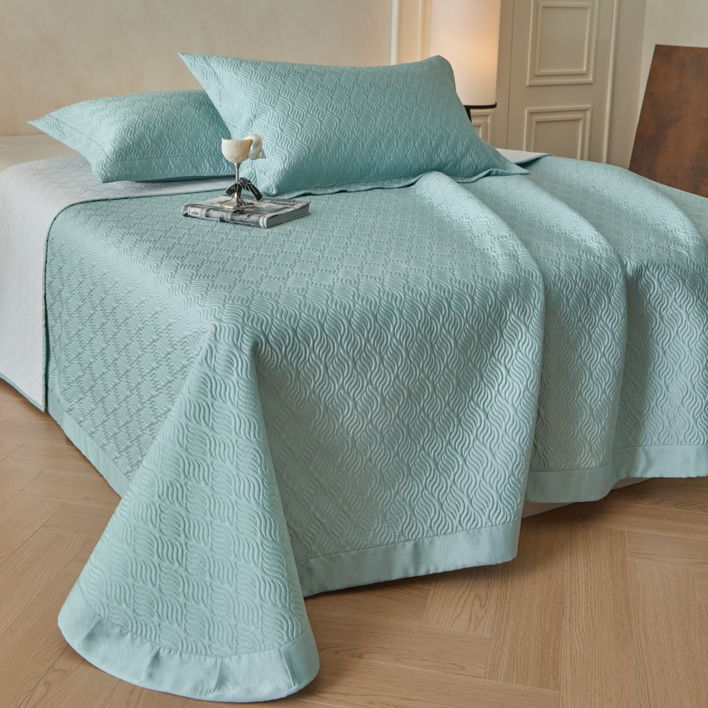 High-end Lyocell Tencel three-piece bed sheet set, summer ice silk cooling tatami quilted mattress cover, large size for home use.