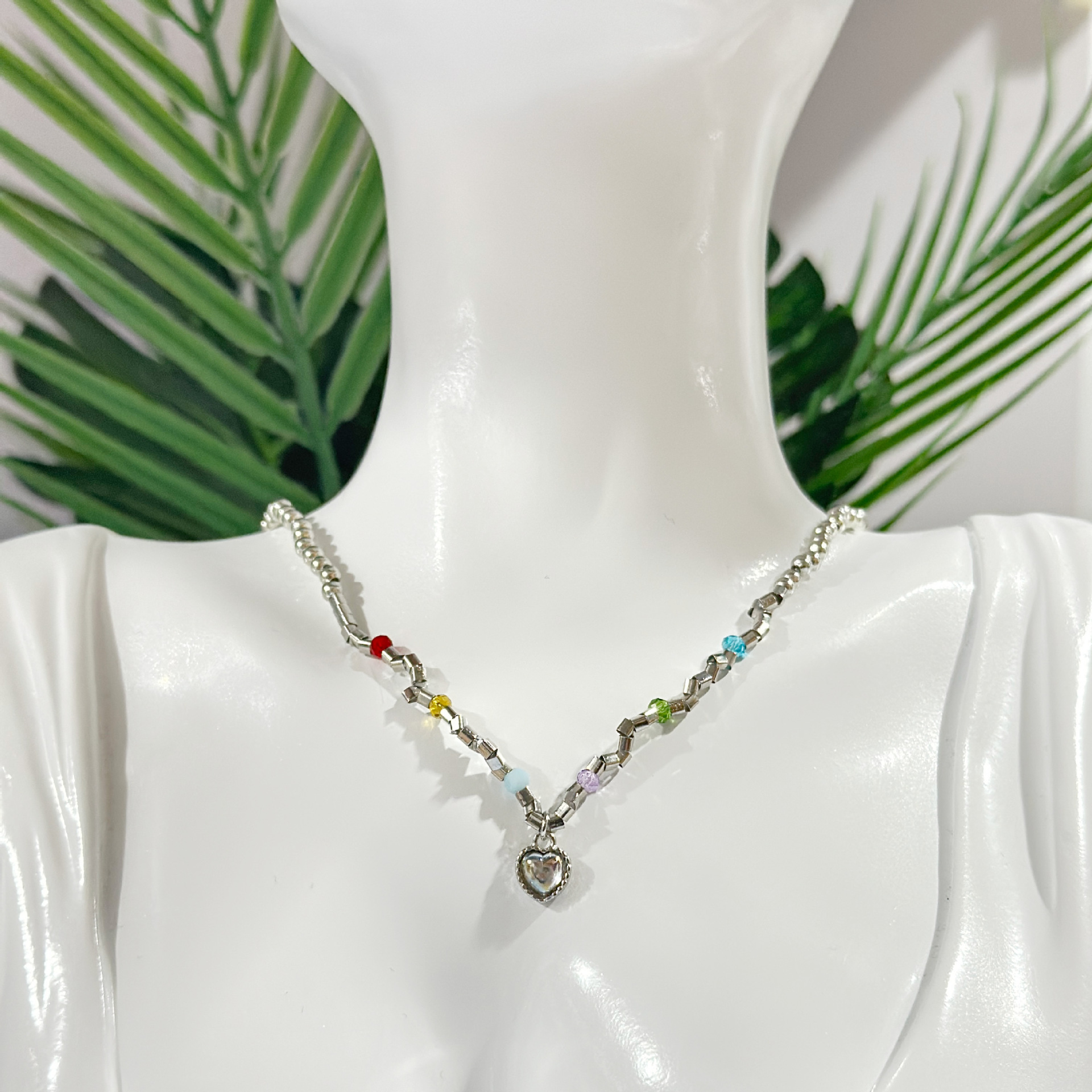 The 2024 new collection features dozens of minimalist and stylish sweater chains and pendants in a light luxury Chanel-inspired style, complete with silver and pearl designs.