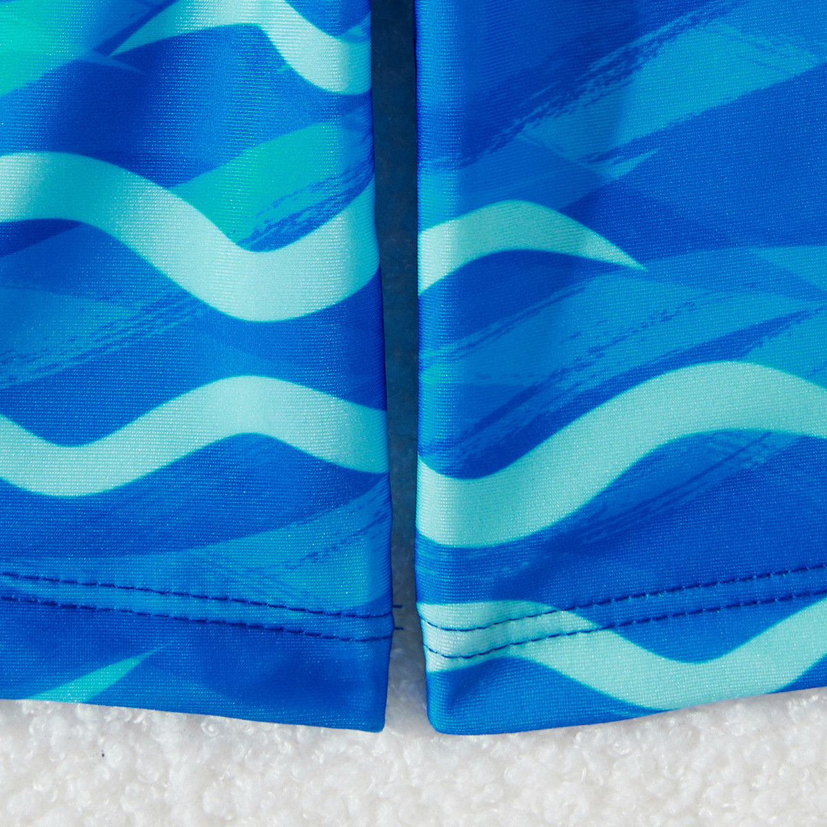 European and American cross-border children's swimsuits for boys, medium and large children, new two-piece swimsuits with shark pattern.