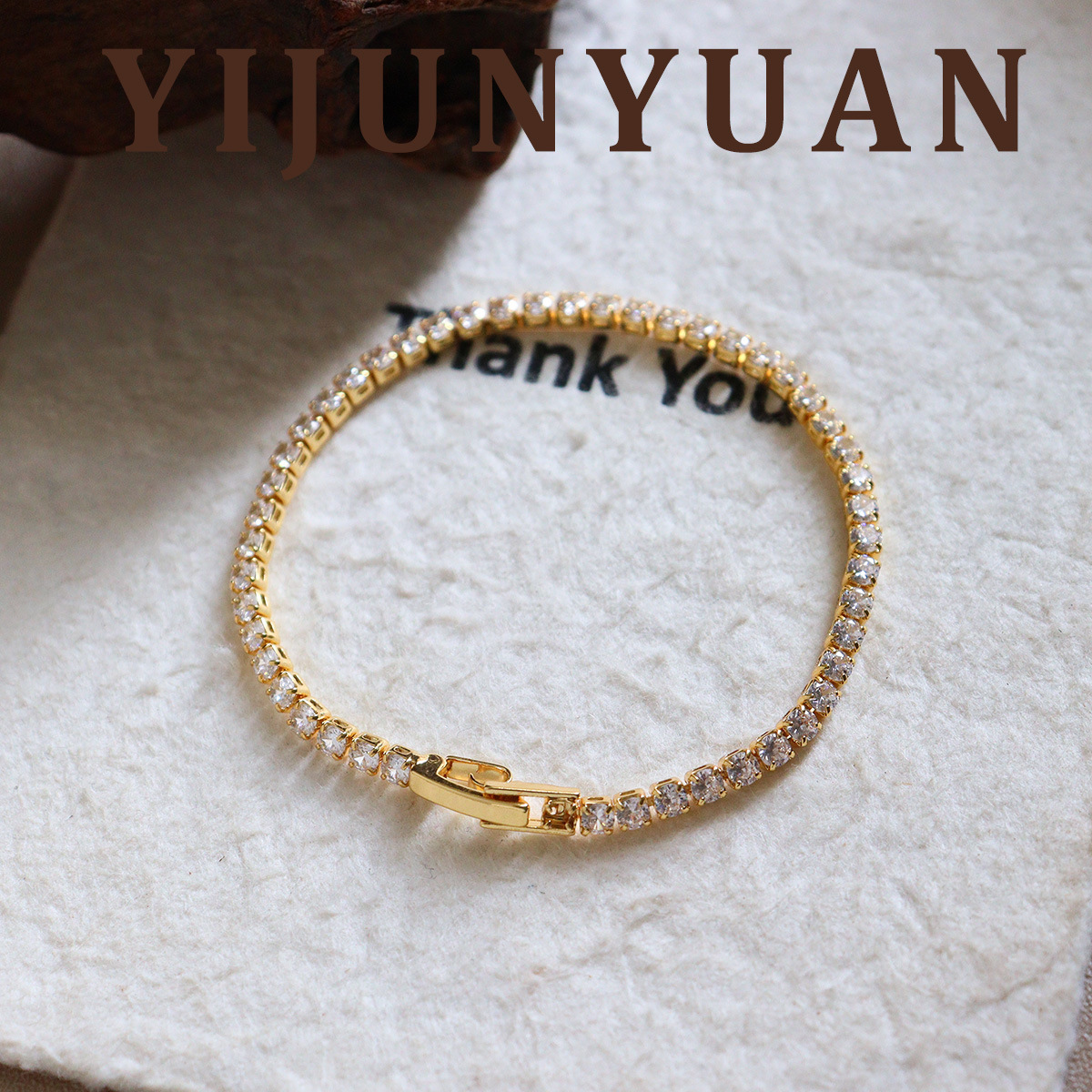 This exquisite zirconia bracelet with an old money style from Europe and America exudes a light luxury and high-end charm. It is a versatile autumn and winter jewelry and a Valentine's Day gift
