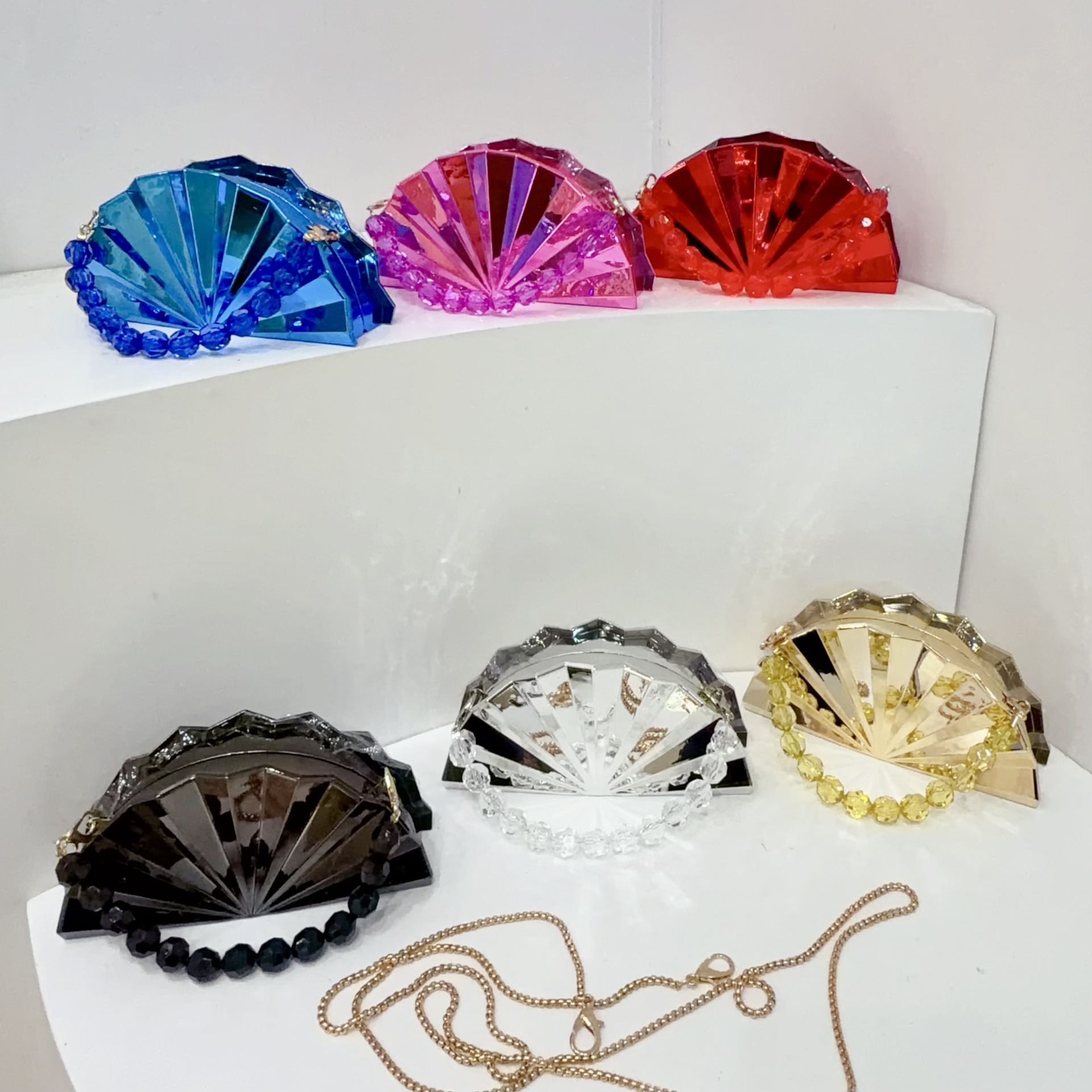 New cross-border evening bag, sophisticated and stylish women's fan-shaped mini solid color glossy beaded chain clutch/evening bag.