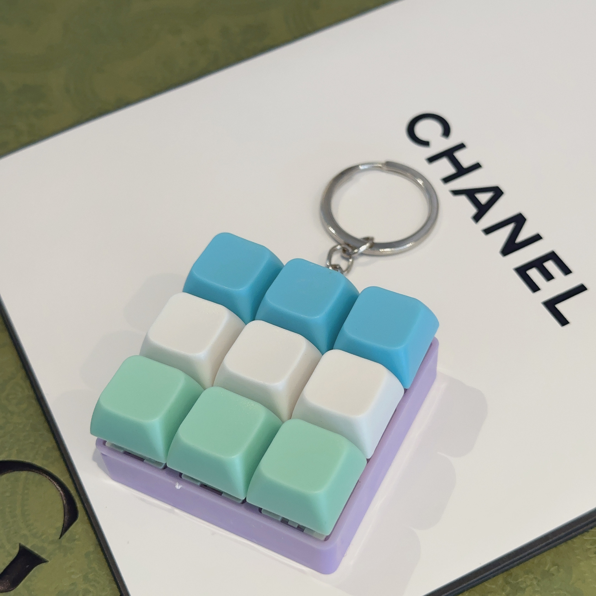 Fun key cabinet hanging pieces, decompression color keyboard test switches, assembly schoolbag accessories, dolls, creative toys