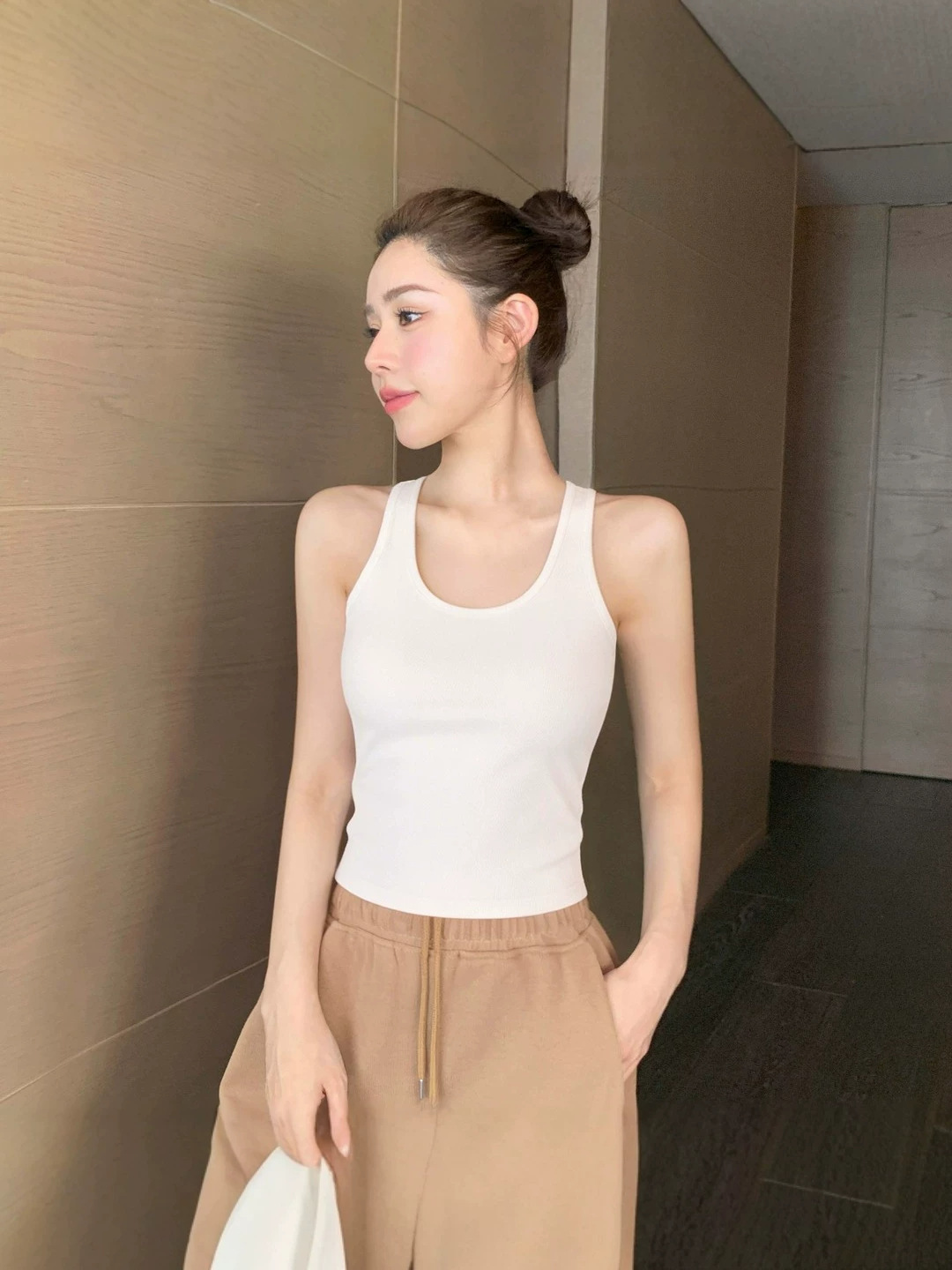 Spicy halter neck backless camisole, new summer style, slim fit, unique design, versatile innerwear for women.