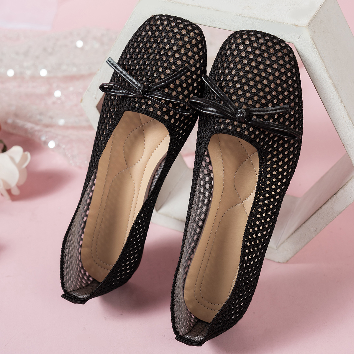 Plus-size comfortable slip-on shoes for mothers, women's low-cut, breathable mesh casual solid color square toe shoes.