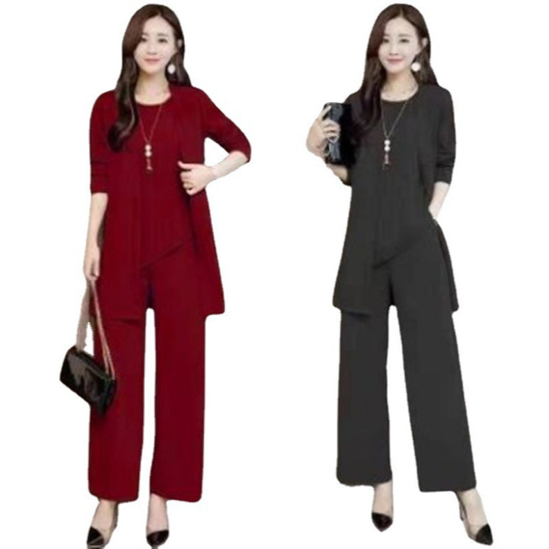 A new autumn/winter 2023 fashionable and stylish large-sized women's three-piece set for a rich lady to look slimmer