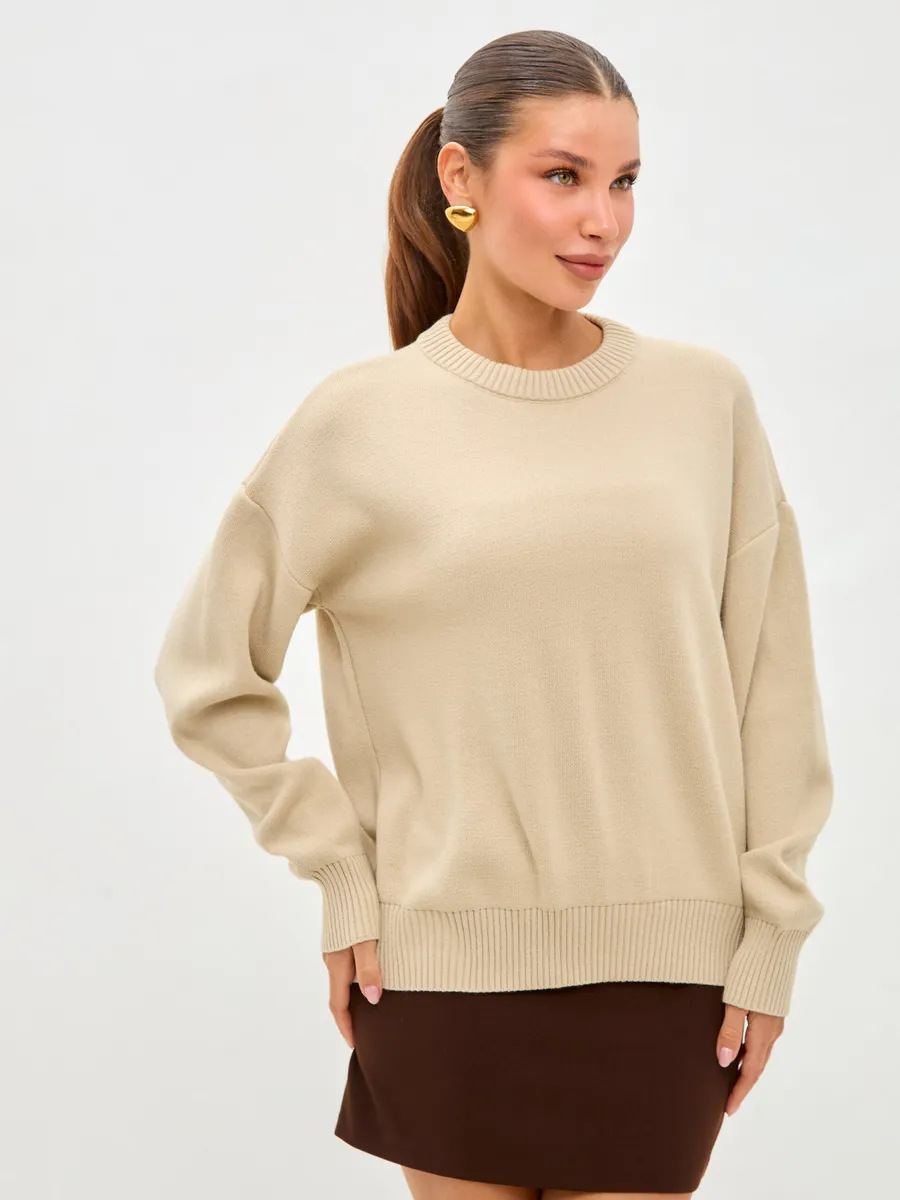 A round-neck long-sleeved sweater is worn as a base layer, with a casual knitted sweater underneath