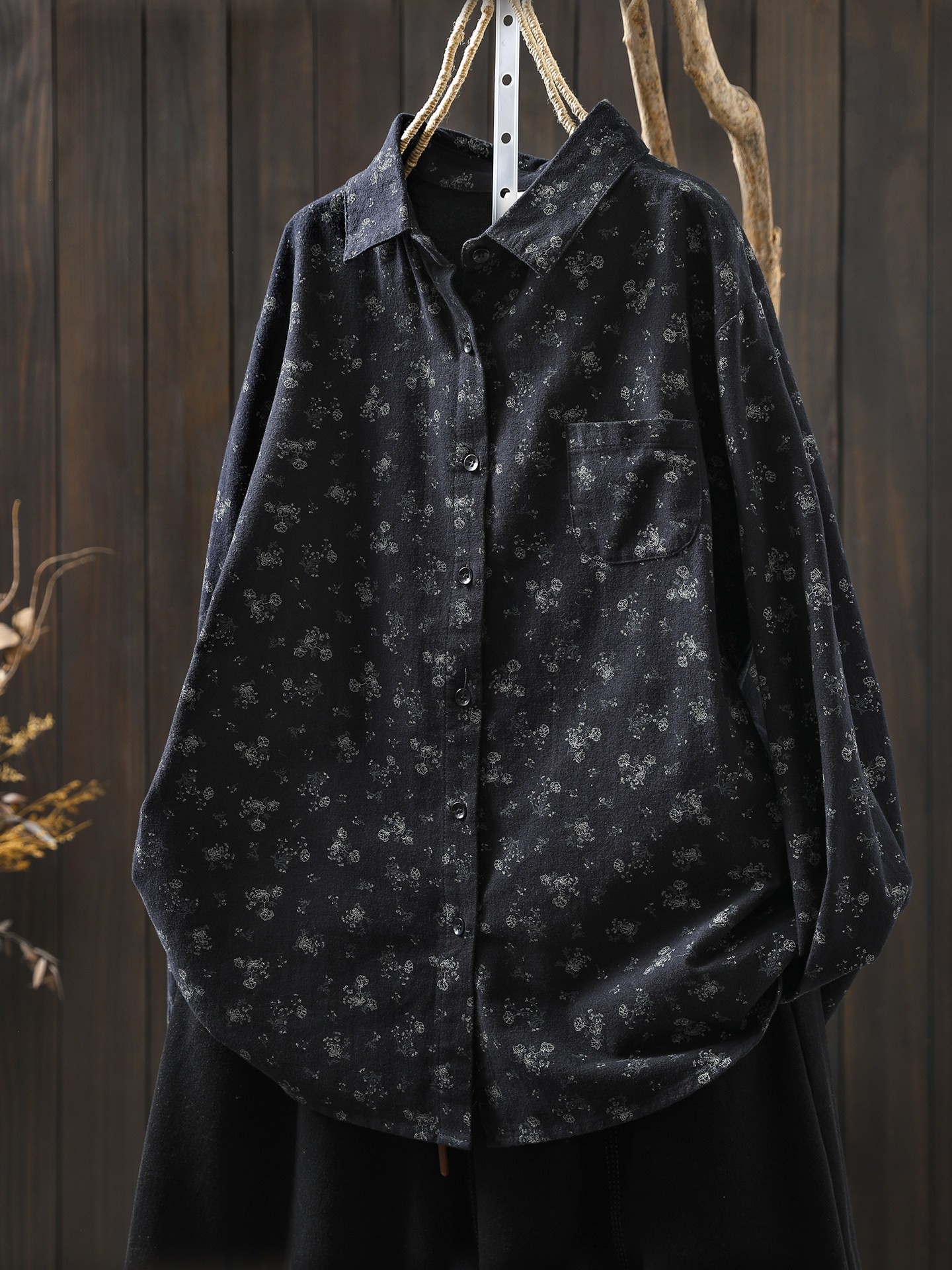 A long-sleeved women's shirt with a light luxury look that makes you look younger and more stylish. A 2026 pure cotton small floral layered base shirt