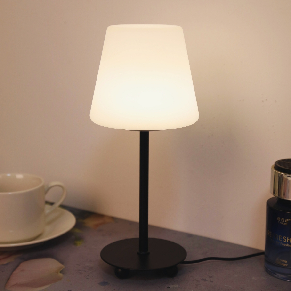 A modern, creative, and refreshing cream-style table lamp suitable for decorating living rooms, bedrooms, studies, or bars.