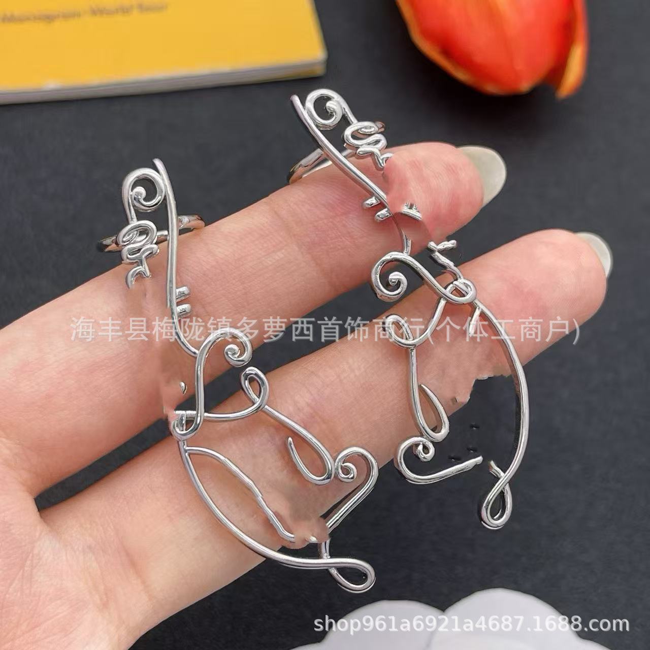 Donkey House Cross-Border New Fashionable and Exquisite Light Luxury Round Pendant Earrings with V-Shaped Design - Versatile and High-End Feel