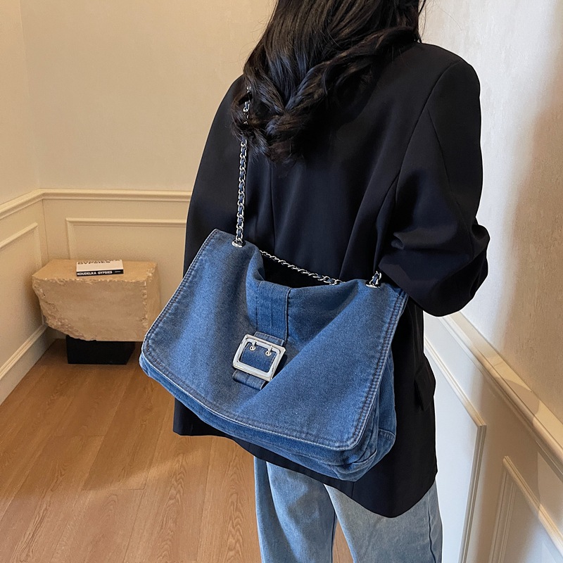 Korean style denim commuter bag for women, new 2026 fashion underarm shoulder bag, trendy and versatile chain crossbody bag.