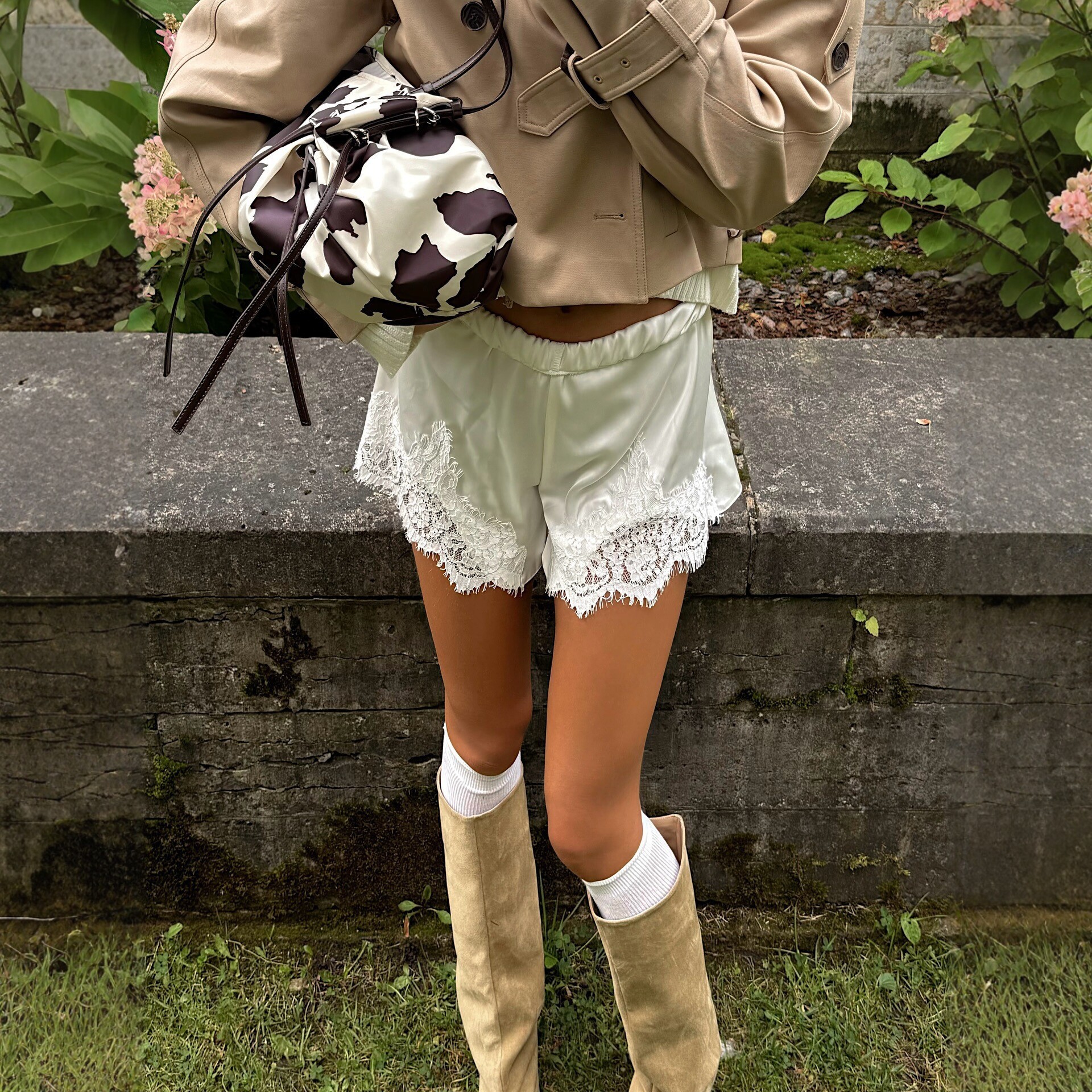 Lace-trimmed satin shorts for women, new summer style, European and American retro versatile three-quarter length shorts, fashionable and casual wide-leg pants.