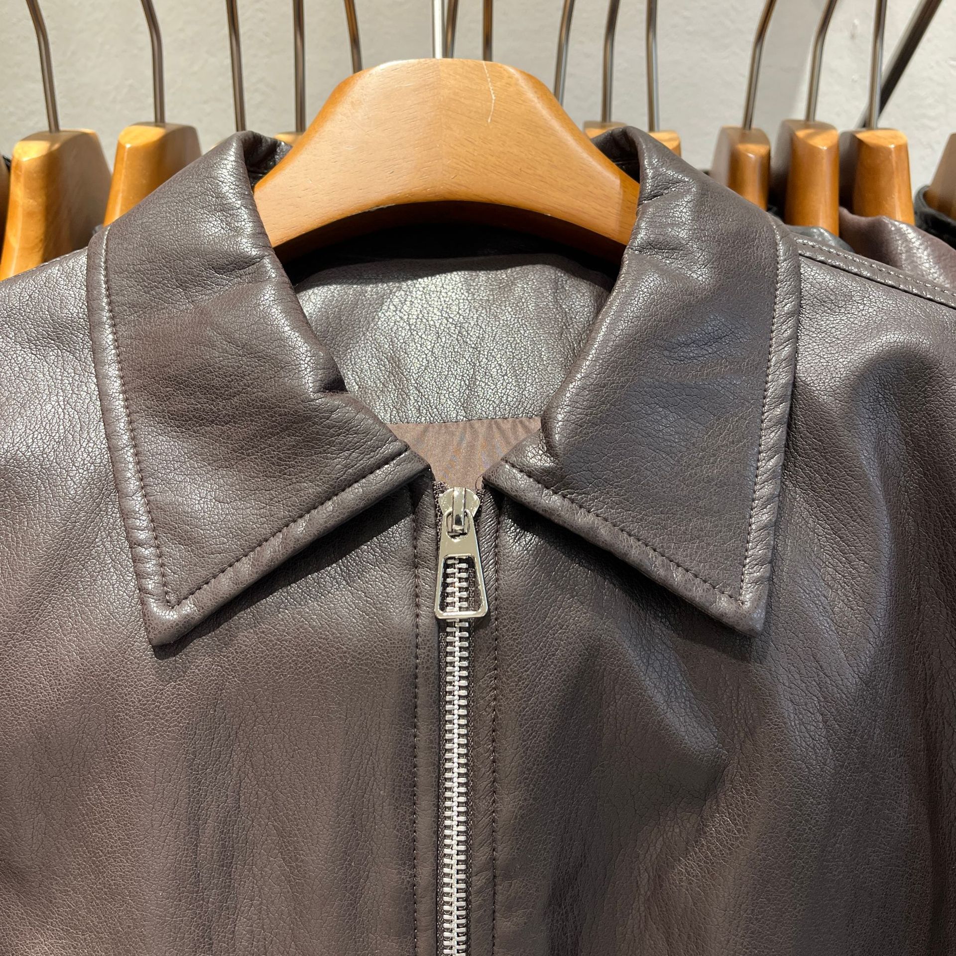 A casual and elegant short leather jacket for the autumn of 2026, a slimming, form-fitting, loose and fashionable top trend