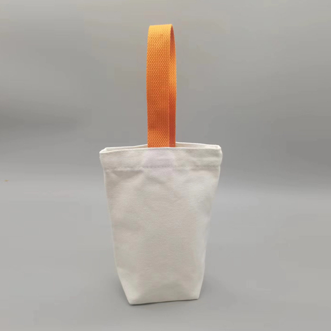 Custom-made canvas tote bags for water cups and milk tea, featuring eco-friendly designs and logos, simple and portable.