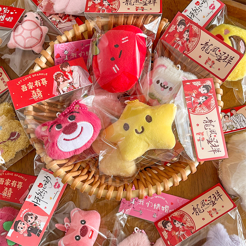 On Xiaohongshu, wedding gifts are scattered, including dolls, plush keychains, cute figurines, pendants, dolls, and accessories