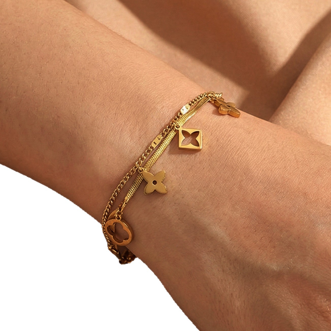 New colorfast four-leaf clover titanium steel bracelet, in-furnace electroplating 18K gold, versatile, fashionable, and high-end Instagram-worthy jewelry.