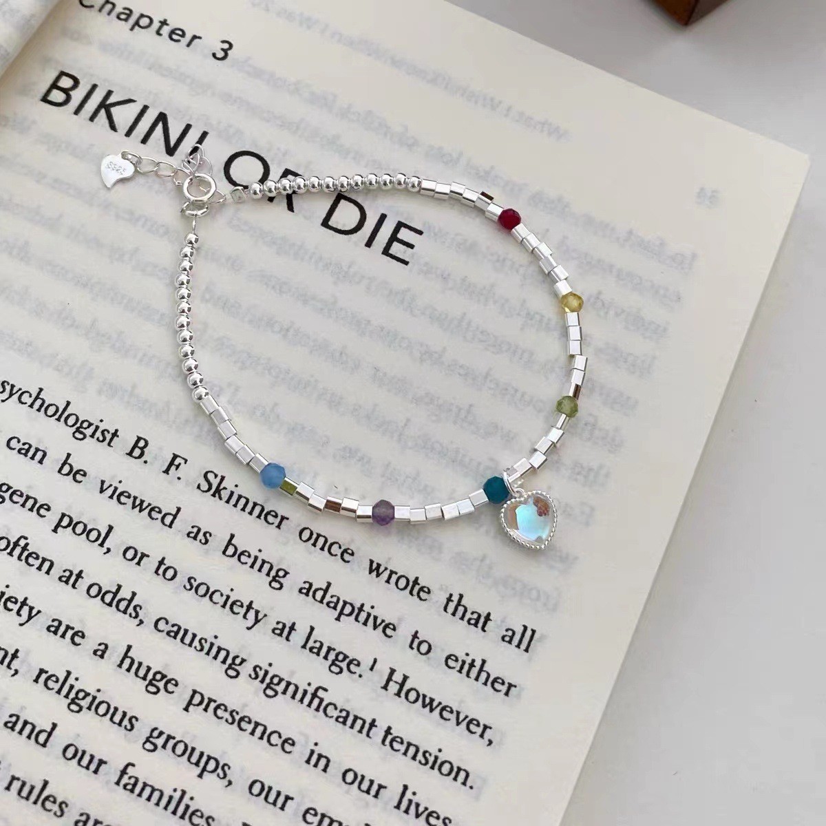 New heart-shaped heavy-duty bracelet, niche, light luxury, high-end, fashionable and exquisite jewelry, sweet design, versatile accessory.