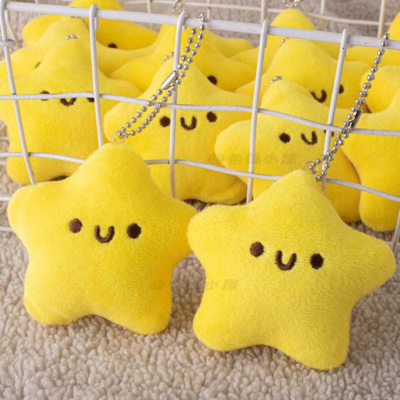 This adorable plush bag charm with a squeaking sound, perfect for girls, is a viral hit on Xiaohongshu. It's a star pendant, doll key charm, and cute plush bag charm.