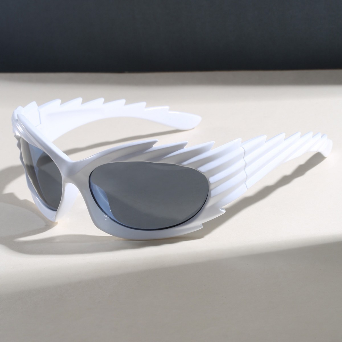 European and American trendy millennial flame-shaped sunglasses for men and women, cool cyberpunk style.