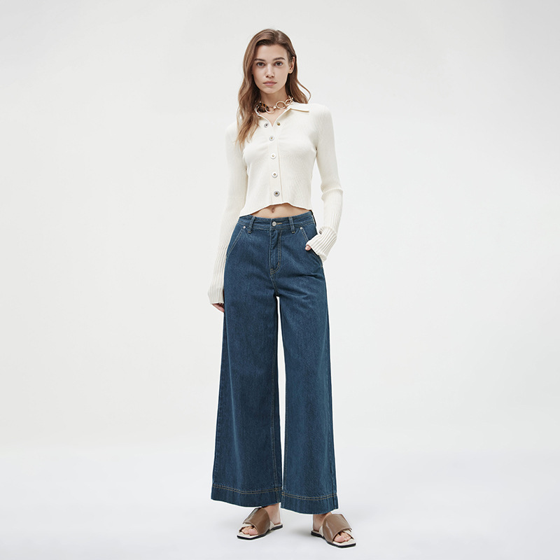 The new 2024 summer collection features retro loose wide-leg jeans. These high-waisted, slimming and versatile pants make your legs look longer