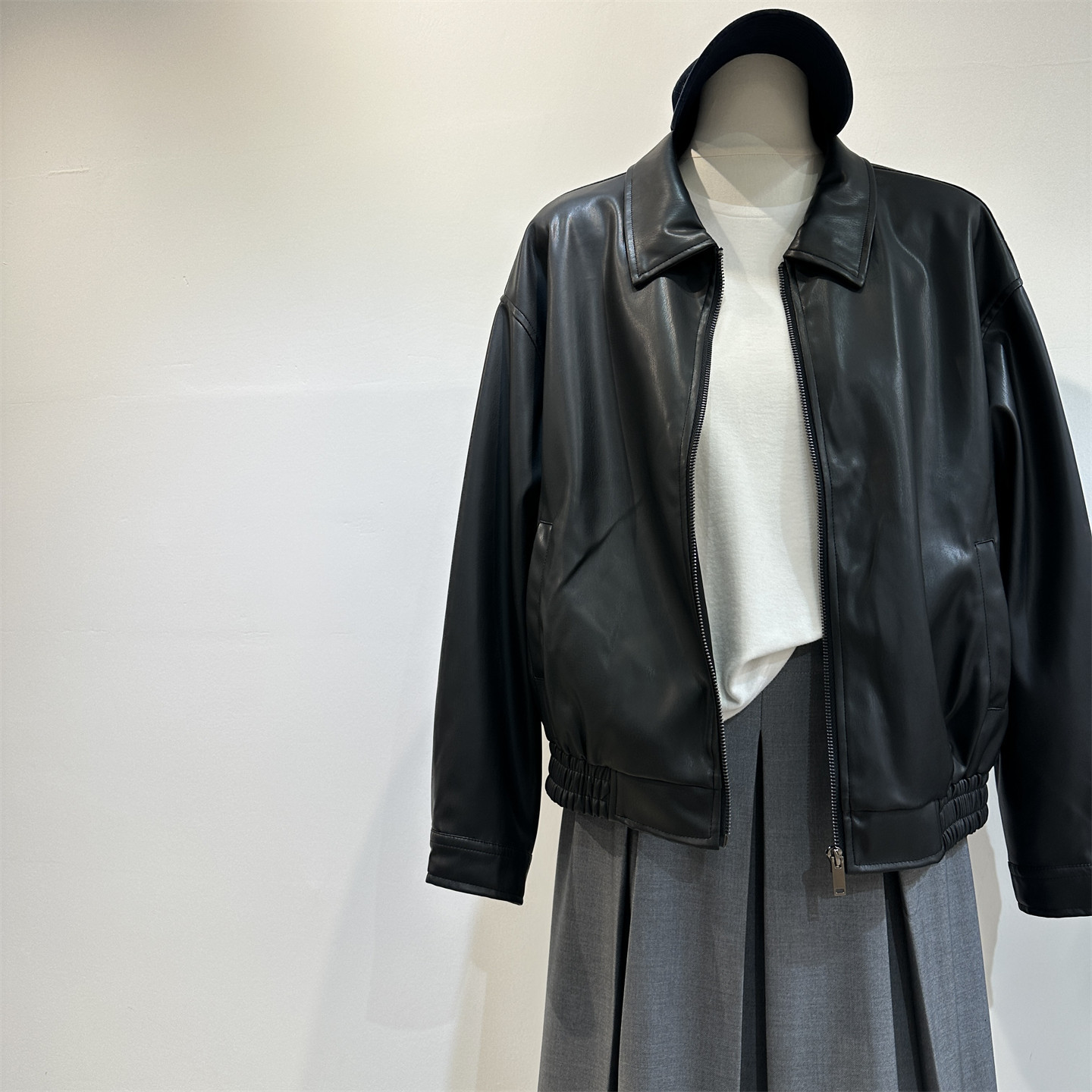 Retro black cool and stylish casual leather jacket for women 2026 new style, slimming and versatile lapel leather jacket, petite coat