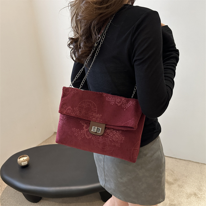 Niche design retro casual minimalist women's bag, new spring 2025 style, shoulder bag, crossbody bag, small square bag for commuting.
