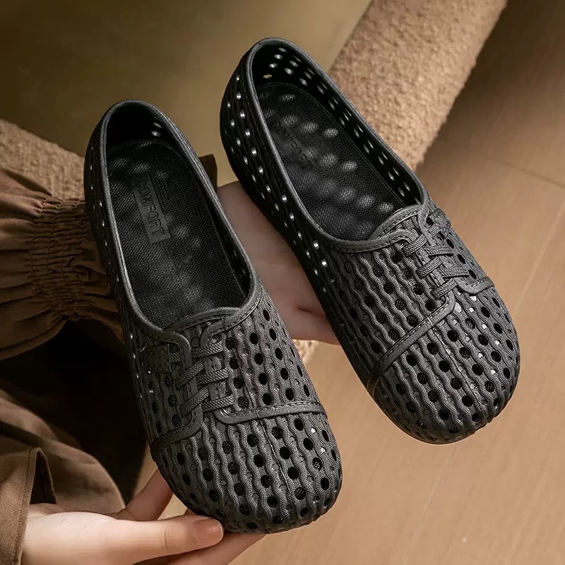 Women's clogs, new summer style, non-slip, breathable, soft-soled, slip-on, nurse shoes, closed-toe sandals.