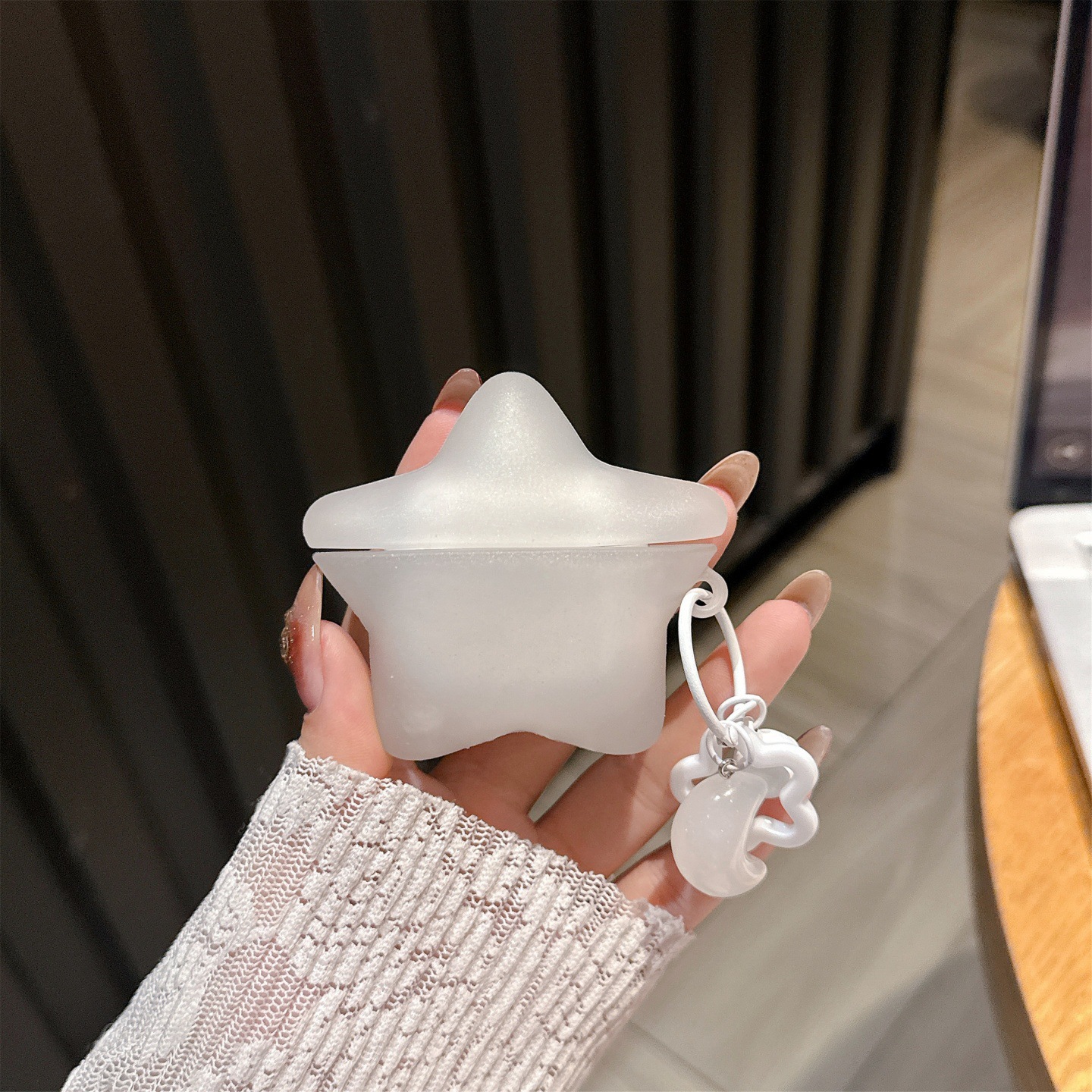 The translucent star case is suitable for airpods4. Apple's 2/3 generation Airpods pro3 earphone case is simple and elegant for women