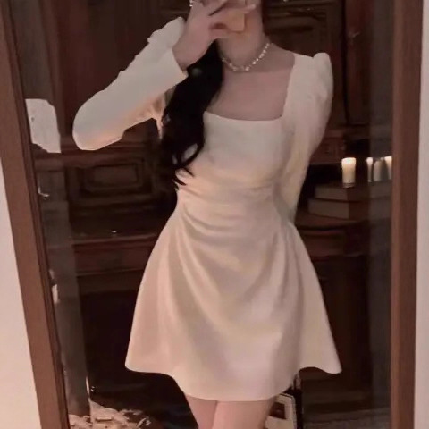 Elegant French-style square neck dress, new autumn 2025 style, unique design, slimming waist, long sleeves.