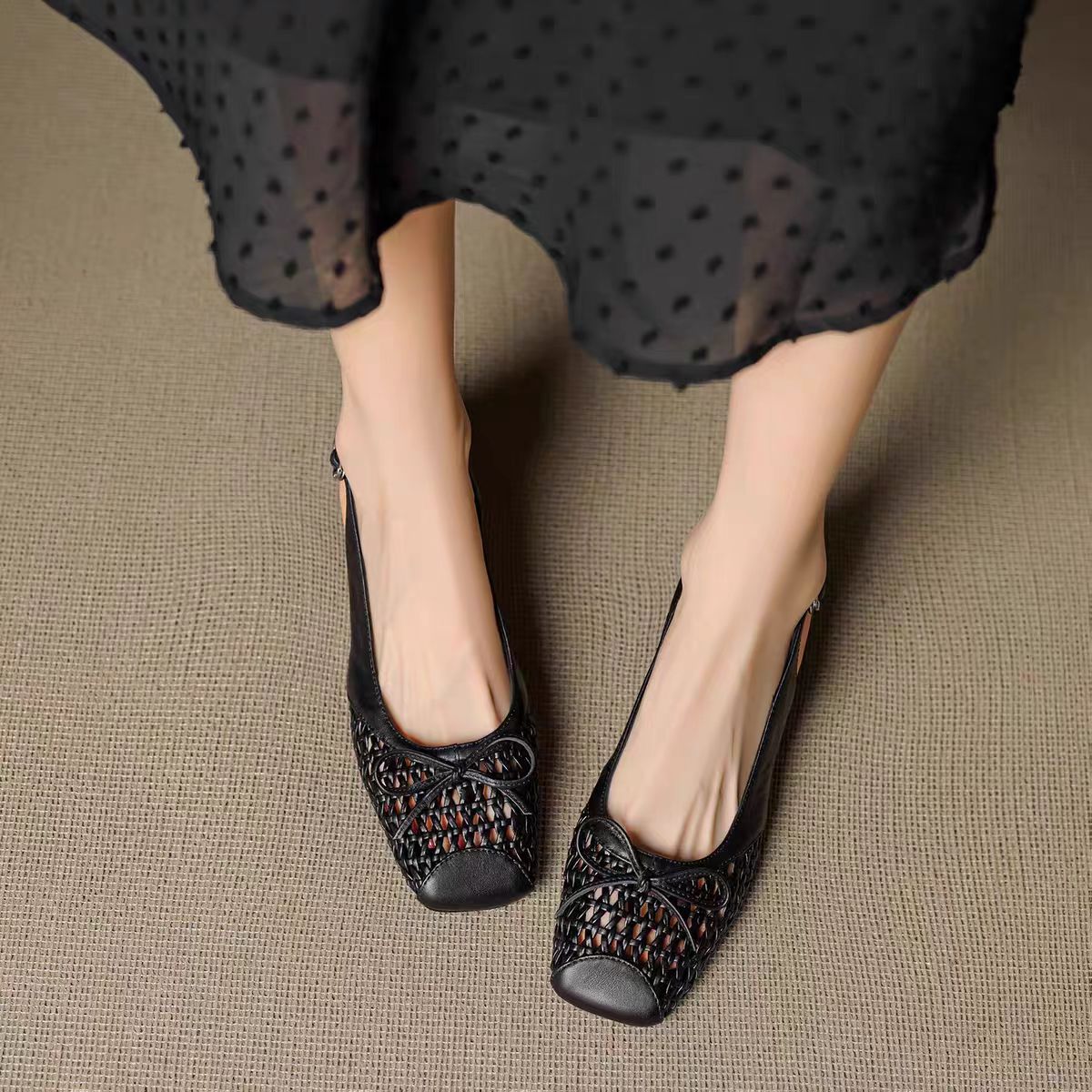French-style exquisite woven openwork closed-toe sandals for women, 2026 new style, low heel, retro chunky heel Mary Jane sandals for women.